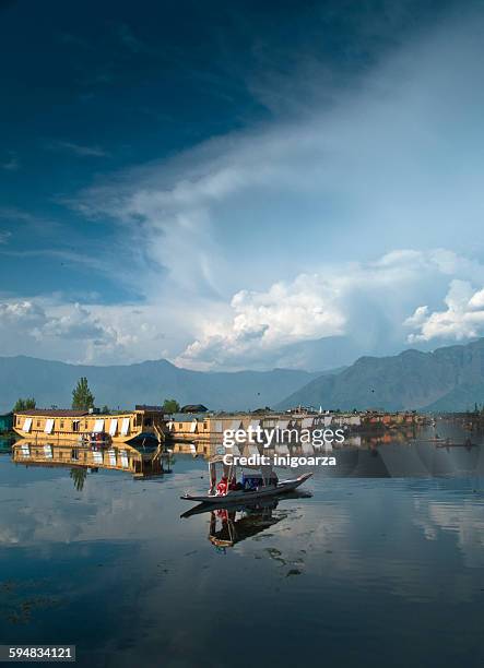 houseboats and taxi boats on dal lake, kashmir, india - lago dal fotografías e imágenes de stock