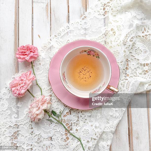 cup of tea with roses and lace - tea cup overhead view photos et images de collection