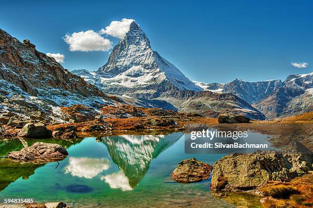matterhorn mountain reflected in a lake, zermatt, switzerland - matterhorn stock-fotos und bilder