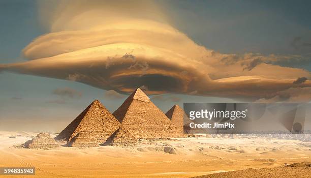 dramatic storm cloud above pyramids, giza, egypt - giza fotografías e imágenes de stock