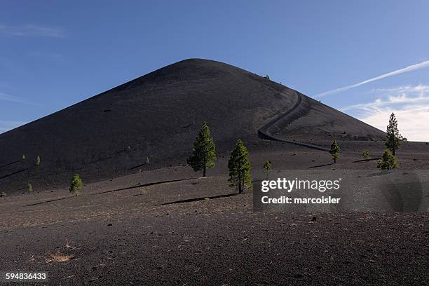 cinder cone and lava beds, lassen volcanic park, california, usa - cinder cone volcano stock-fotos und bilder