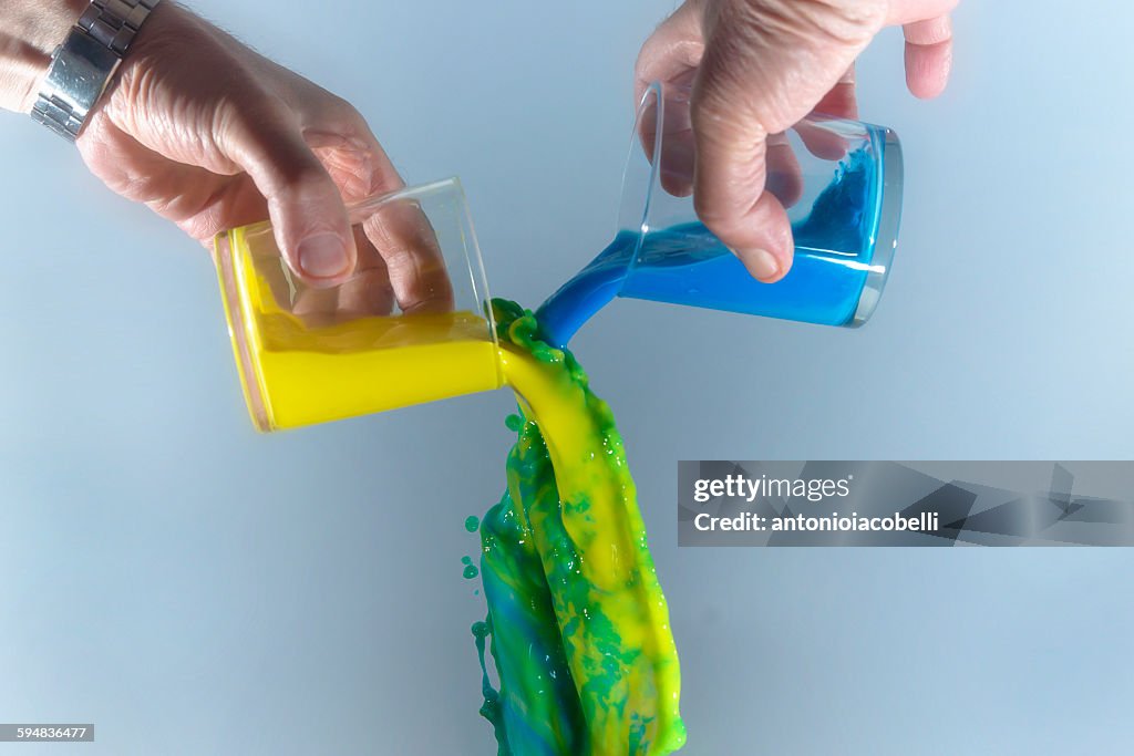 Mixing yellow and blue liquid to get green liquid