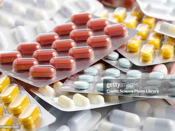 blister packs of pills - recipiente de píldoras fotografías e imágenes de stock