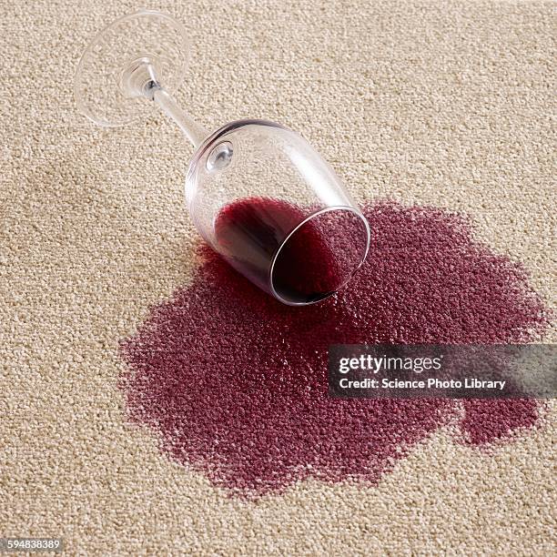 red wine on carpet - wine stain 個照片及圖片檔