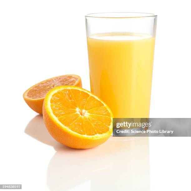 orange juice and fresh orange - orangensaft stock-fotos und bilder