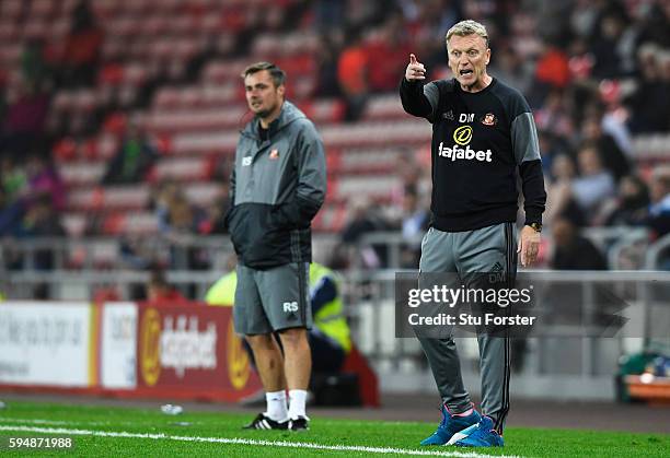 David Moyes, Manager of Sunderland gives instructions with Robbie Stockdale during the EFL Cup second round match between Sunderland and Shrewsbury...