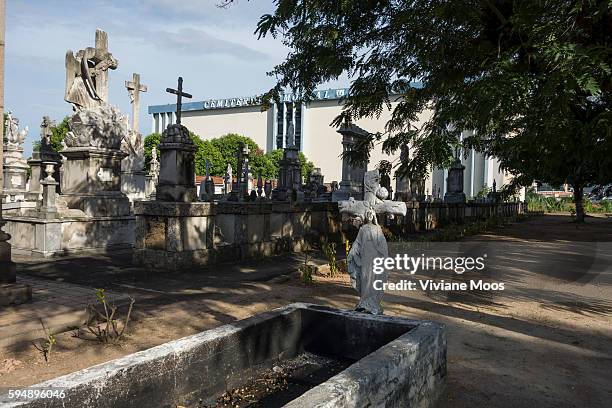 Sao Francisco Xavier cemetery, known as the Caju cemetery is a necropolis. Considered one of the largest in Rio.