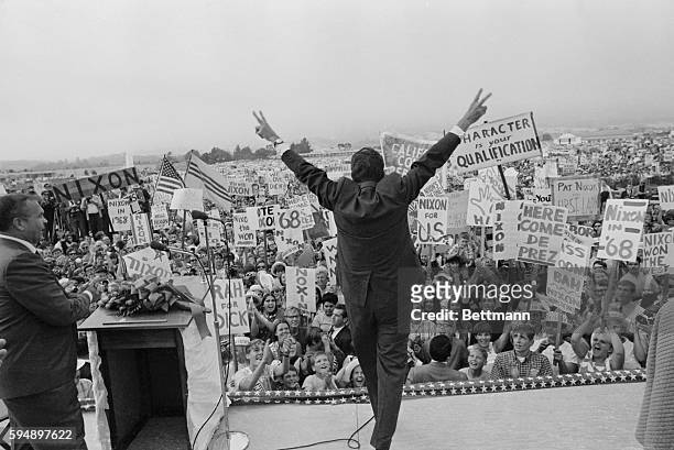 Republican Presidential hopeful Richard M.Nixon makes the "V" for victory sign to an enormous crowd of enthusiastic supporters who greeted him on his...
