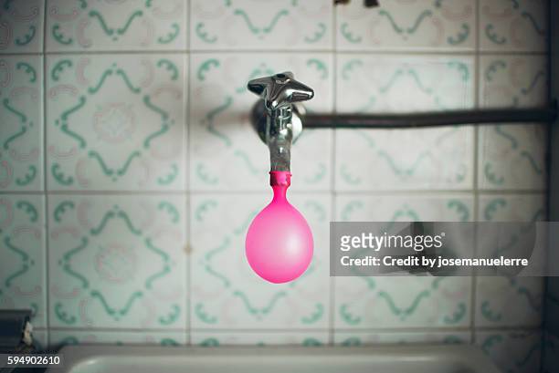 pink water balloon - josemanuelerre fotografías e imágenes de stock