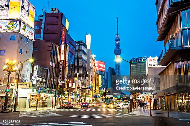 rua asakusa com tokyo skytree ao anoitecer - tokyo skytree - fotografias e filmes do acervo