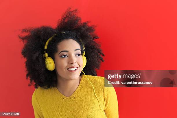 young woman listening music with yellow headphones - brazilian female models 個照片及圖片檔