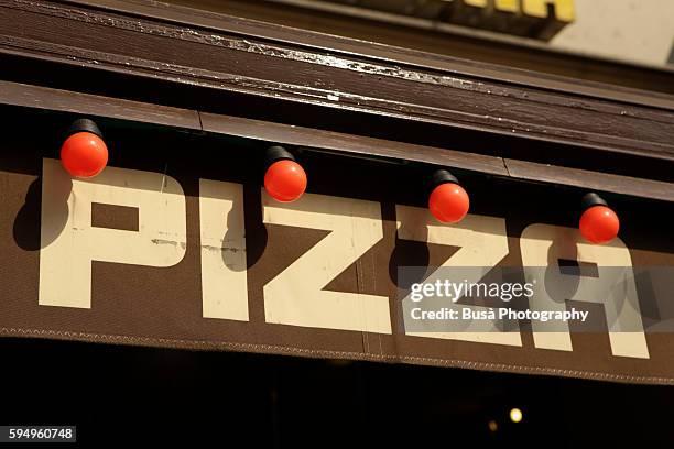 pizza restaurant sign with red light bulbs in berlin, germany - pizza italy restuarant stockfoto's en -beelden