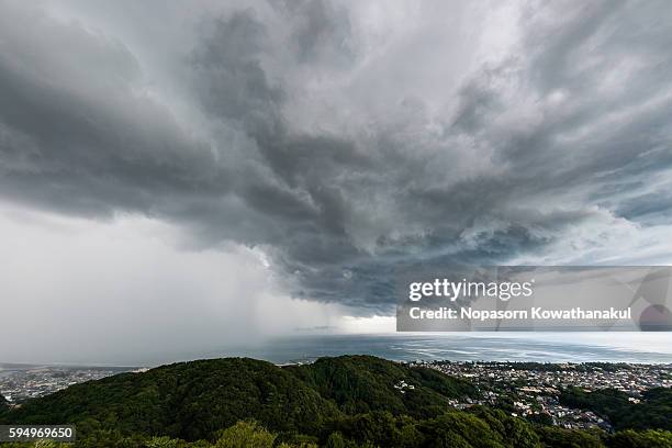 a cloud of thunderstorm - tyfoon stockfoto's en -beelden
