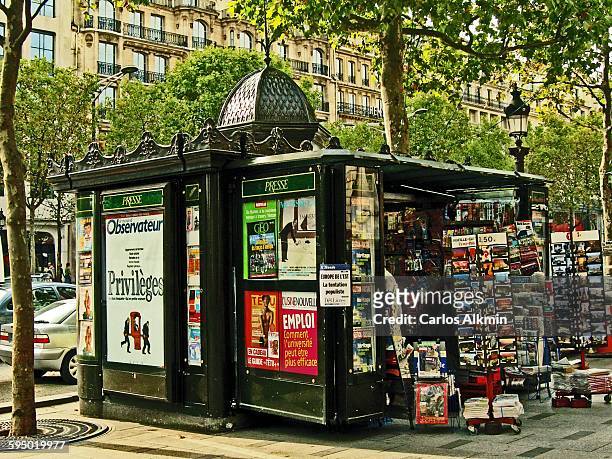 news stand at avenue des champs elysees - banca de jornais imagens e fotografias de stock