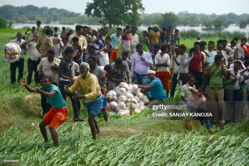 TOPSHOT-INDIA-WEATHER-MONSOON-FLOOD