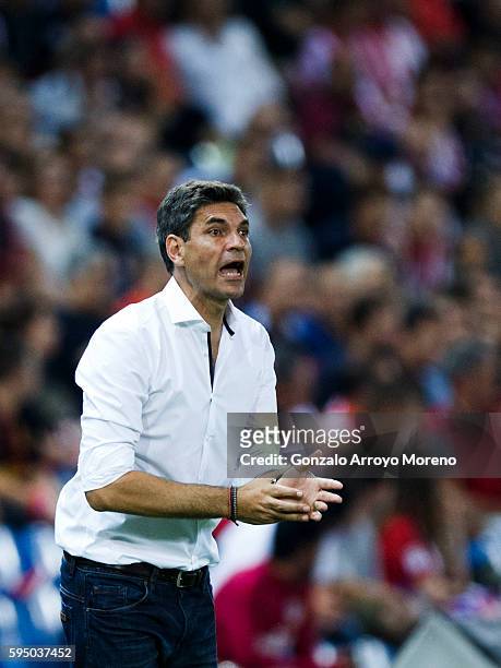 Head coach Mauricio Pellegrino of Deportivo Alaves gives instructions during the La Liga match between Club Atletico de Madrid and Deportivo Alaves...