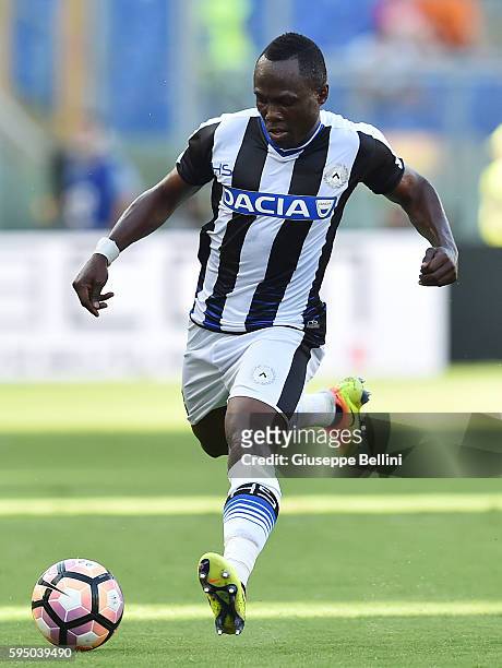 Emmanuel Badu of Udinese Calcio in action during the Serie A match between AS Roma and Udinese Calcio at Olimpico Stadium on August 20, 2016 in Rome,...