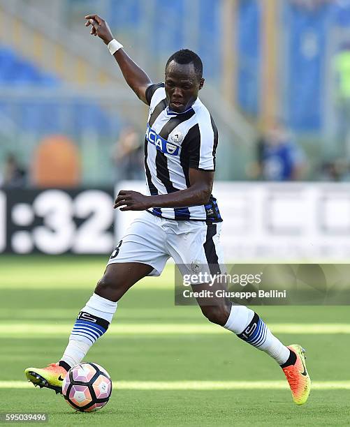 Emmanuel Badu of Udinese Calcio in action during the Serie A match between AS Roma and Udinese Calcio at Olimpico Stadium on August 20, 2016 in Rome,...