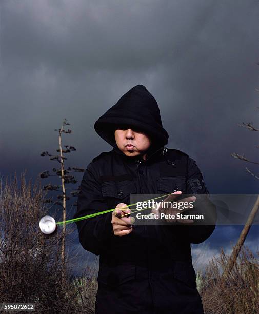 man playing with yo-yo - yoyo photos et images de collection