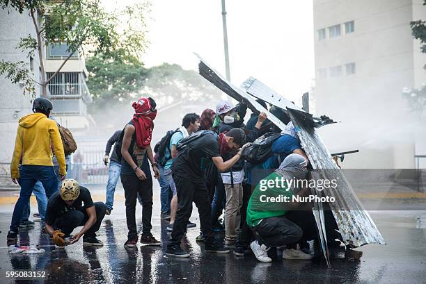 Another day in Caracas violent confrontations between students and security forces of the state, the National Guard arrested more than 30 protesters...