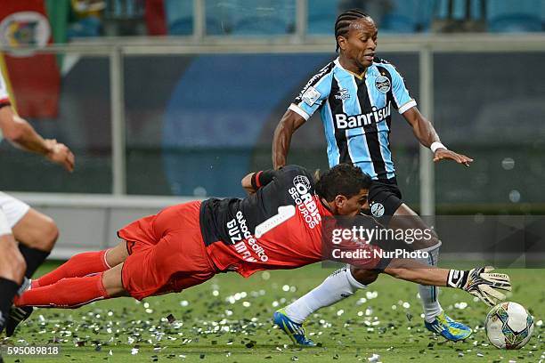 Nahuel Guzman and Ze Roberto in the match between Gremio and Newell's, for the week 3 of the group 6 of the Copa Libertadores, played at the Arena do...