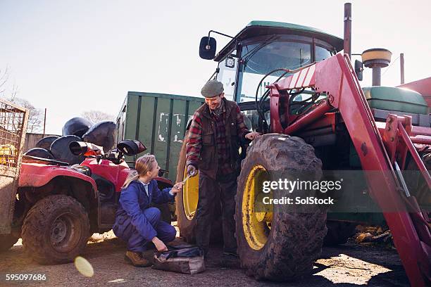 tractor de mantenimiento - equipos agrícolas fotografías e imágenes de stock