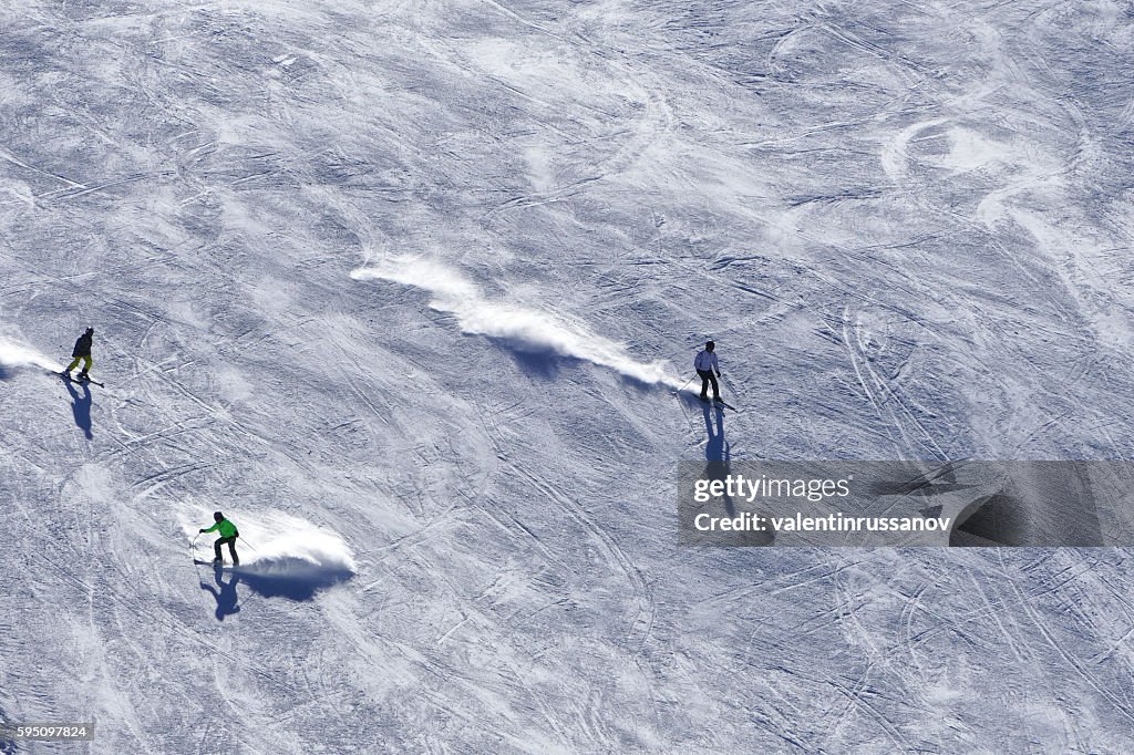 Skipisten mit Skifahrern in Bansko, Bulgarien