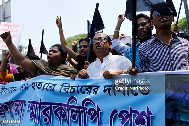 Activists of Bangladesh Centre for Workers Solidarity form a human chain in Dhaka, on March 30, 2014 demanding justice for Aminul Islam a trade union...