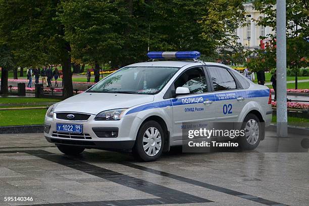 polizeiauto auf der moskauer straße - russische kultur stock-fotos und bilder