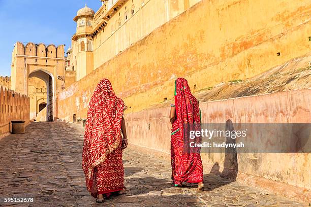 two indian women on the way to amber fort, india - jaipur stockfoto's en -beelden