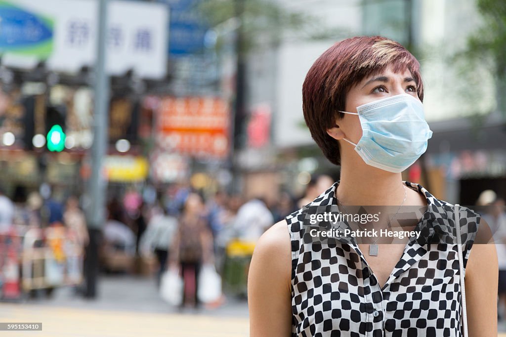 Mulher usando uma máscara cirúrgica em Hong Kong