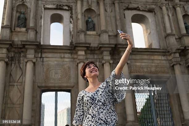 ruins of the church of st paul selfie - macau stockfoto's en -beelden