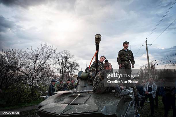 Ukranian militaries arrived in the city of Kramatorsk to try to set free the aerodrom and get stropped by pro russians next to the railways. Pro...