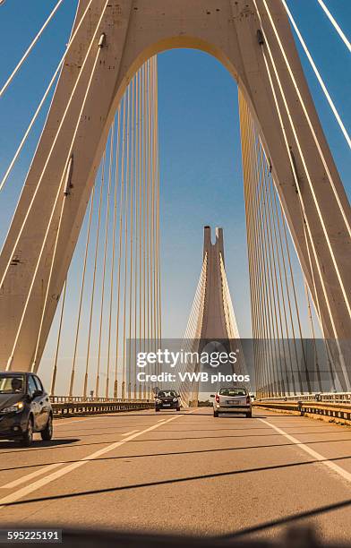 motorway suspension bridge, algarve, portugal - lagos skyline 個照片及圖片檔