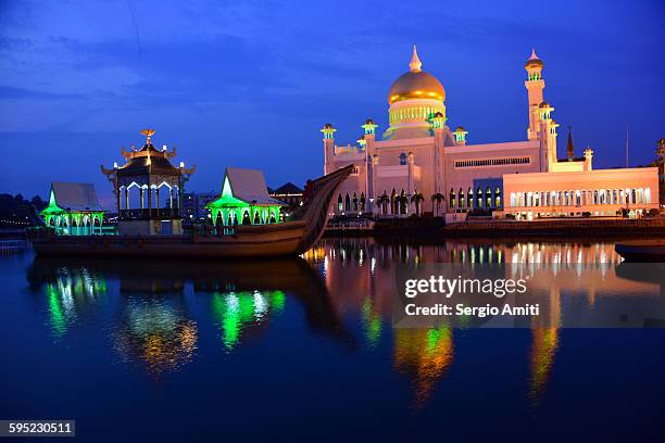 sultan omar ali saifuddin mosque at dusk - sultan omar ali saifuddin mosque stock-fotos und bilder