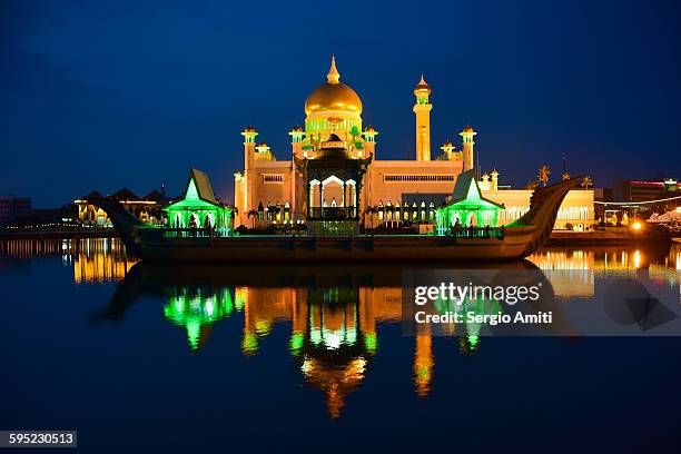 sultan omar ali saifuddin mosque at dusk - sultan omar ali saifuddin mosque stock-fotos und bilder