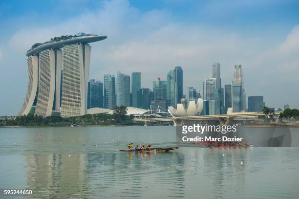 canoe race in front of marina bay sands - marina bay - singapore stock pictures, royalty-free photos & images