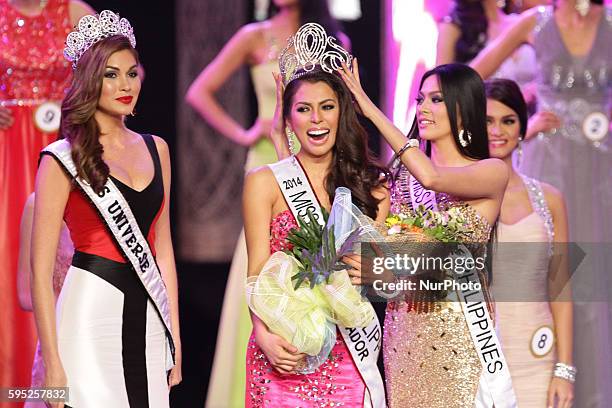 Quezon City, Philippines - Mary Jean Lastimosa is crowned Binibining Pilipinas Universe by 2013 Miss Universe Gabriela Isler of Venezeula and 2013...