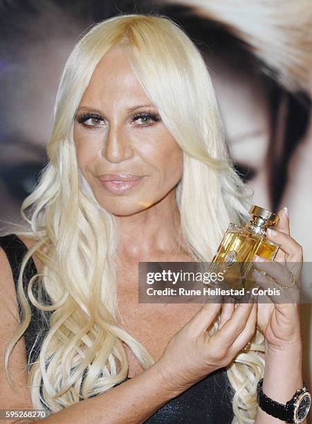 Donatella Versace Fragrance Launch Stock-Fotos und Bilder - Getty Images