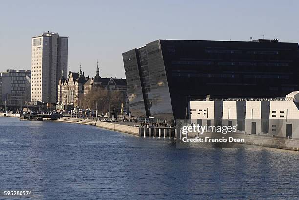 Extream islamtest org.Hizbut Thahirir holding extream meeting holding in danish culture place royal bibrary Black Diamon in Queen Hall ,danish...