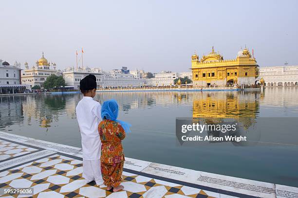 pilgrims at the golden temple - amritsar imagens e fotografias de stock