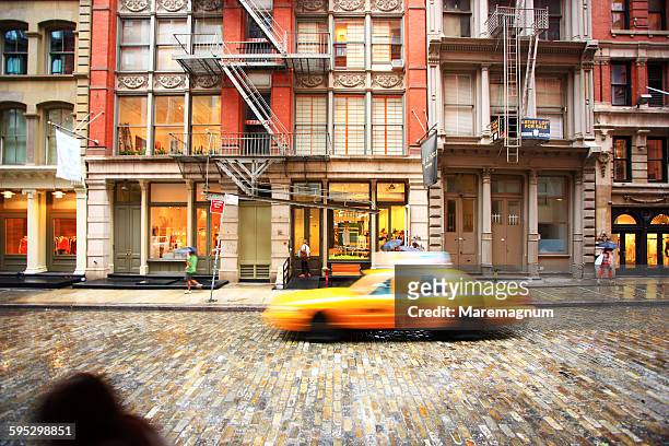 manhattan, soho, mercer street, a taxi - soho new york stock-fotos und bilder