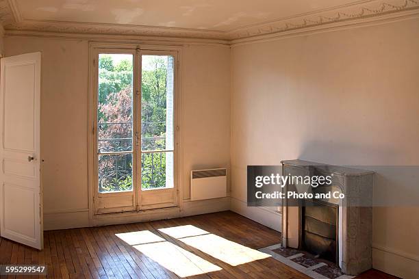 inside empty apartment - apartment no furniture stockfoto's en -beelden