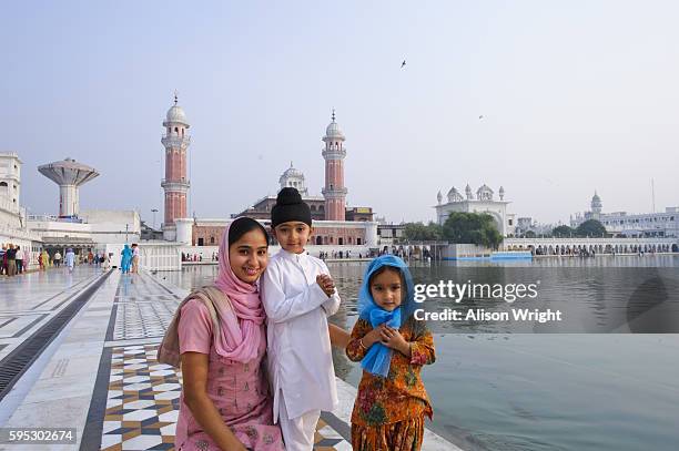 pilgrims at the golden temple - amritsar stockfoto's en -beelden