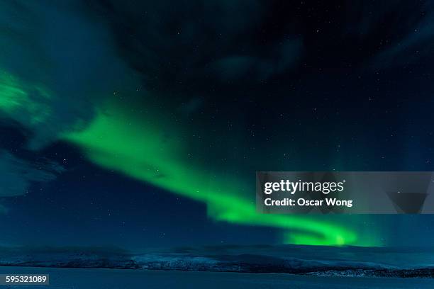 northen lights above winter mountains - ondas electromagneticas fotografías e imágenes de stock