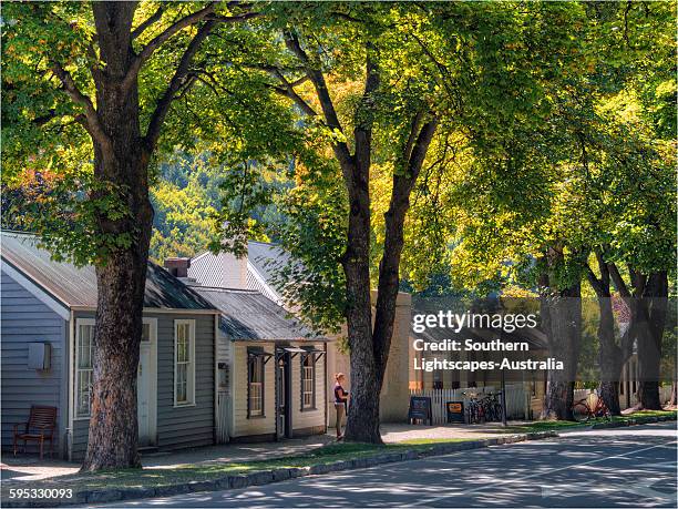 street scene arrowtown - arrowtown foto e immagini stock