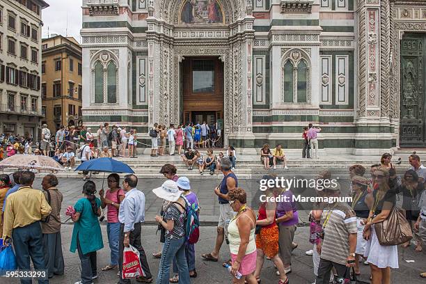 tourists at piazza (square) duomo - fiorentina foto e immagini stock