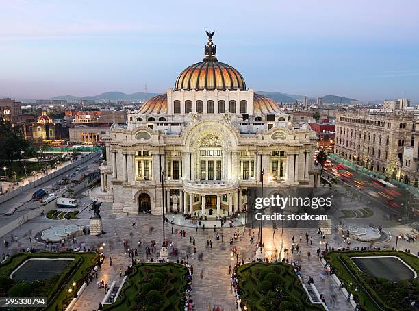 palace of fine arts in mexico city - paleis voor schone kunsten stockfoto's en -beelden