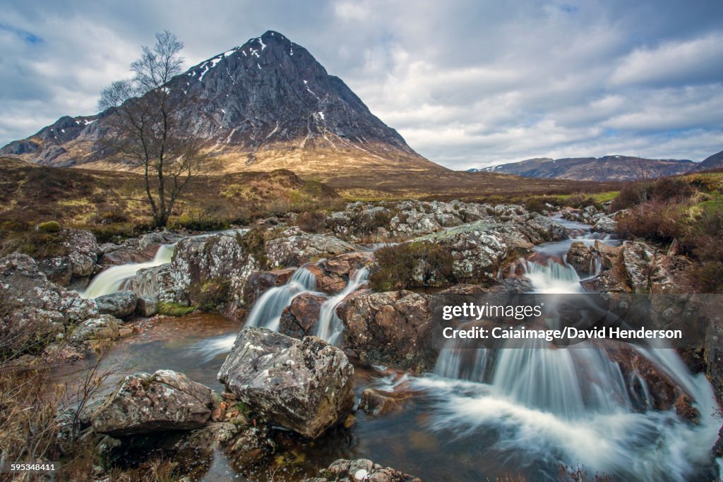 Kleiner schroffer Wasserfall unterhalb des Berges, Loch Eriboll, Sutherland, Schottland