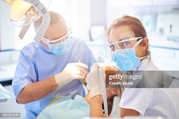 dental nurse in action - tandartsassistent stockfoto's en -beelden